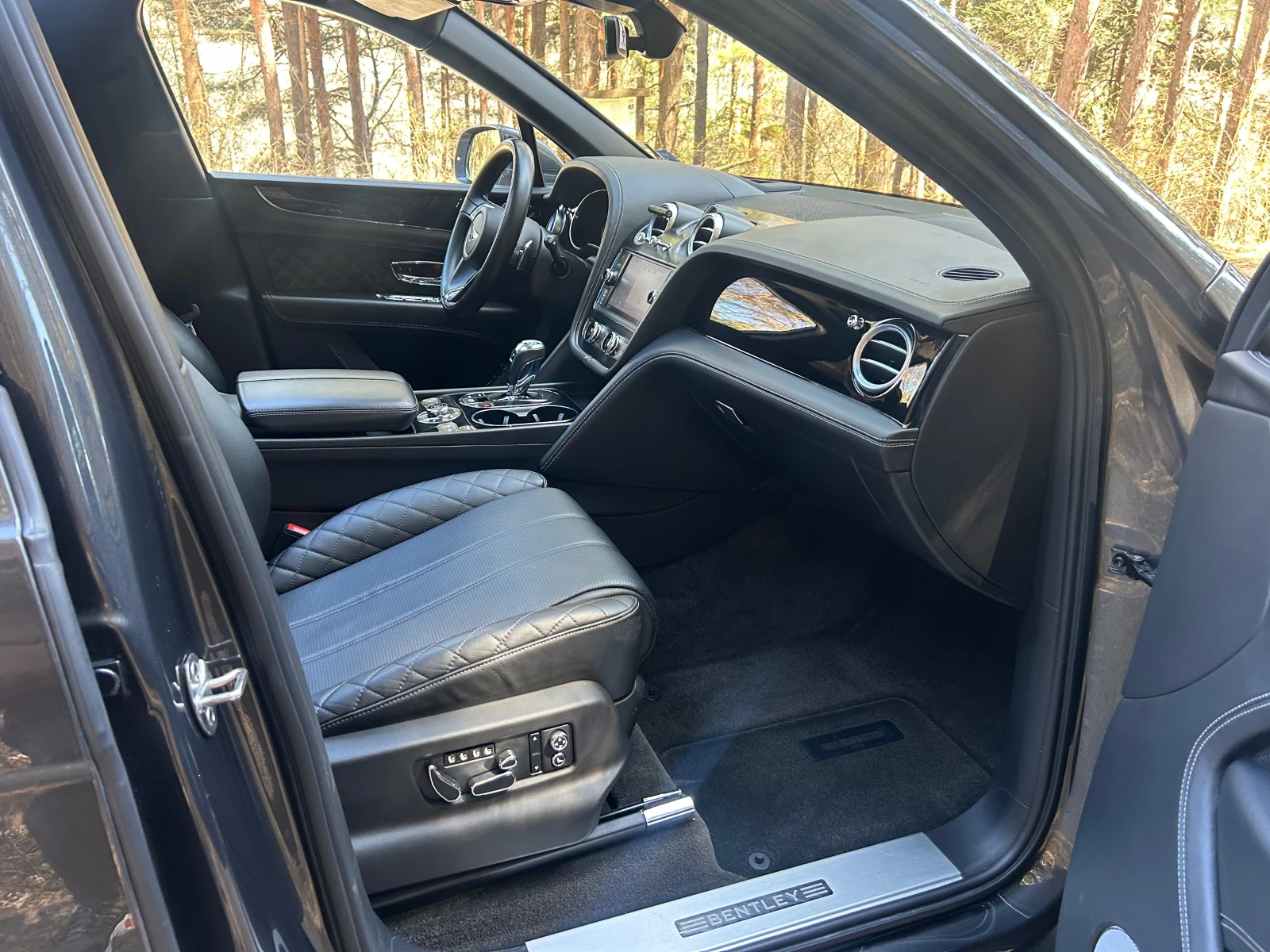 Bentley Bentayga W12* ФУЛ ЕКСТРИ* ВНОС ГЕРМАНИЯ* ЛИЗИНГ* БАРТЕР* TV, снимка 8 - Автомобили и джипове - 54138341