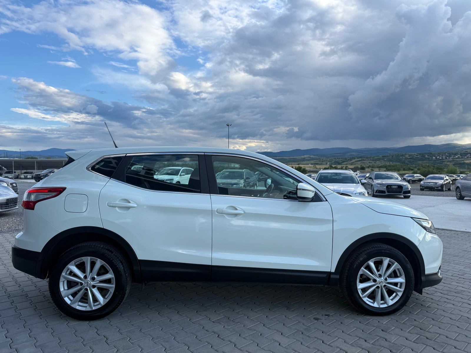 Nissan Qashqai 1.6dci Avtomat Собствен лизинг !!!, снимка 4 - Автомобили и джипове - 54801273