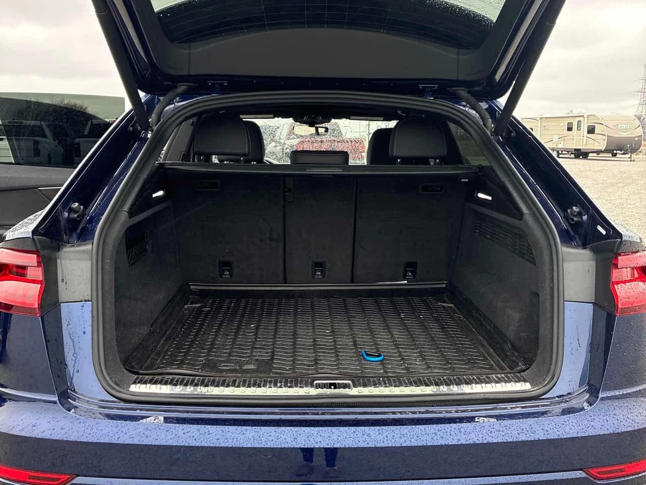 Audi Q8 * PROGRESSIV * АВТОКРЕДИТ БЕЗ ПЪРВОНАЧАЛНА ВНОСКА, снимка 12 - Автомобили и джипове - 54967861