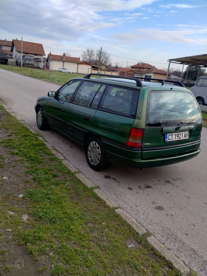 Opel Astra 1, 6 klima, снимка 4 - Автомобили и джипове - 53120330