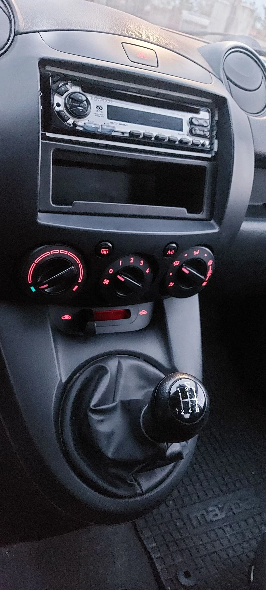 Mazda 2 1.4i - изображение 10