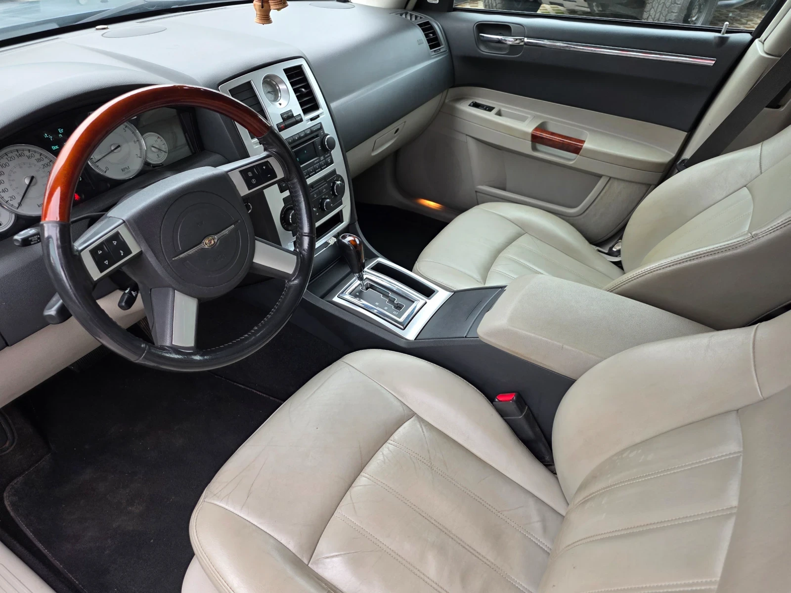 Chrysler 300c 3.0CRD, снимка 9 - Автомобили и джипове - 54031693