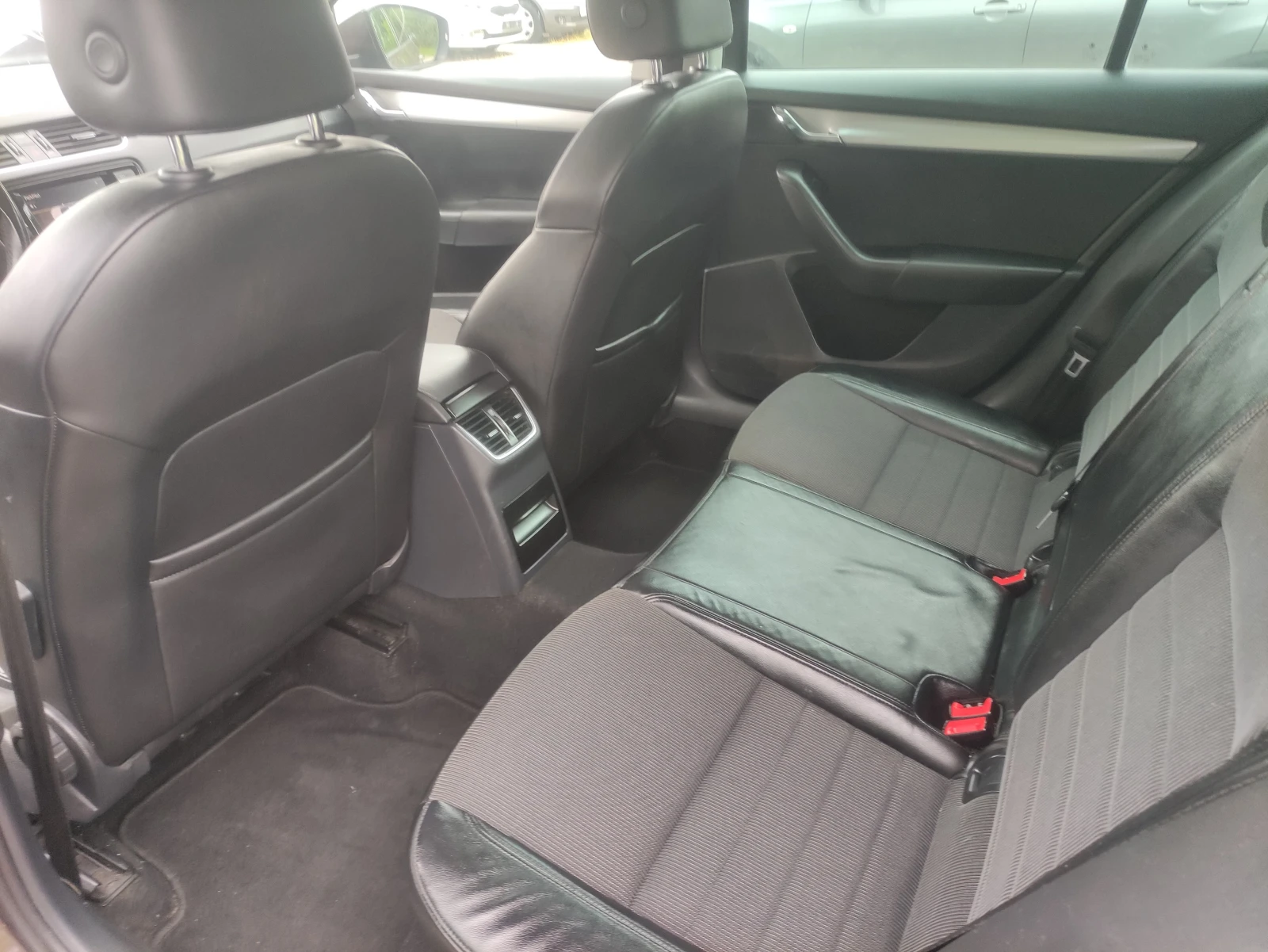 Skoda Octavia 1.6tdi като нов164000км евро 6б. Фул екстри, снимка 14 - Автомобили и джипове - 54757638
