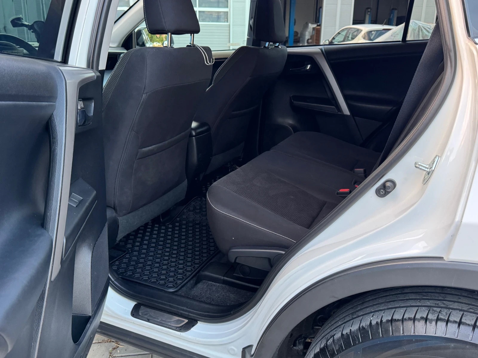 Toyota Rav4 XLE / БЕЗУПРЕЧНА / ОБСЛУЖЕНА  - изображение 9