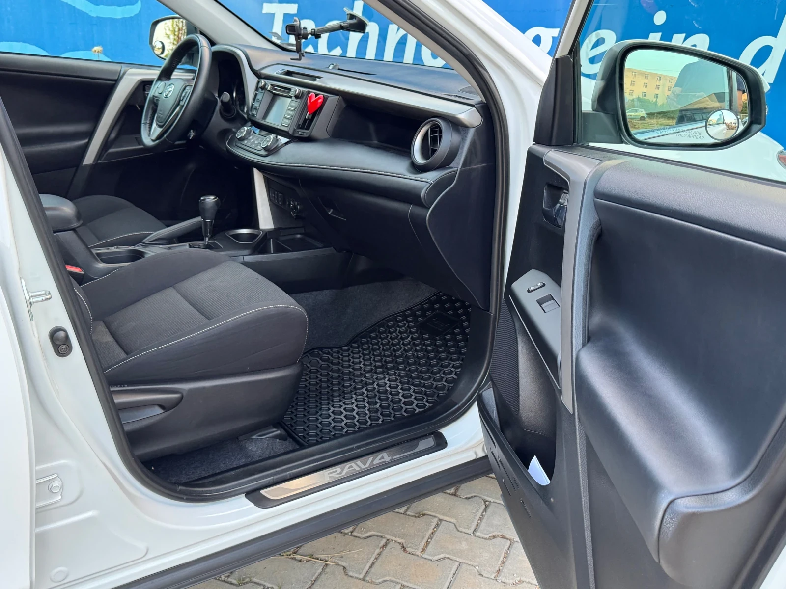 Toyota Rav4 XLE / БЕЗУПРЕЧНА / ОБСЛУЖЕНА  - изображение 8