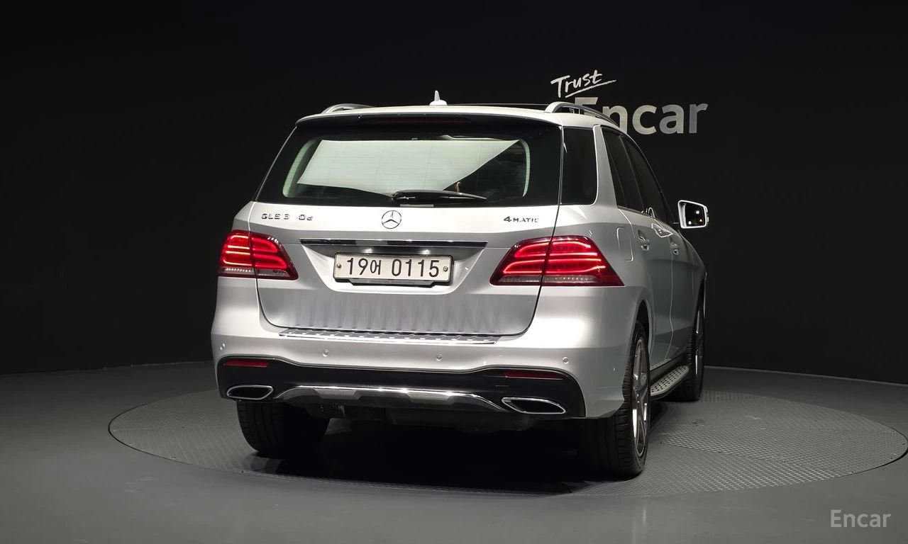 Mercedes-Benz GLE 350 d 4MATIC* AMG PACK* ПОДГРЕВ* ОБДУХВАНЕ* PANORAMA* , снимка 4 - Автомобили и джипове - 54778390