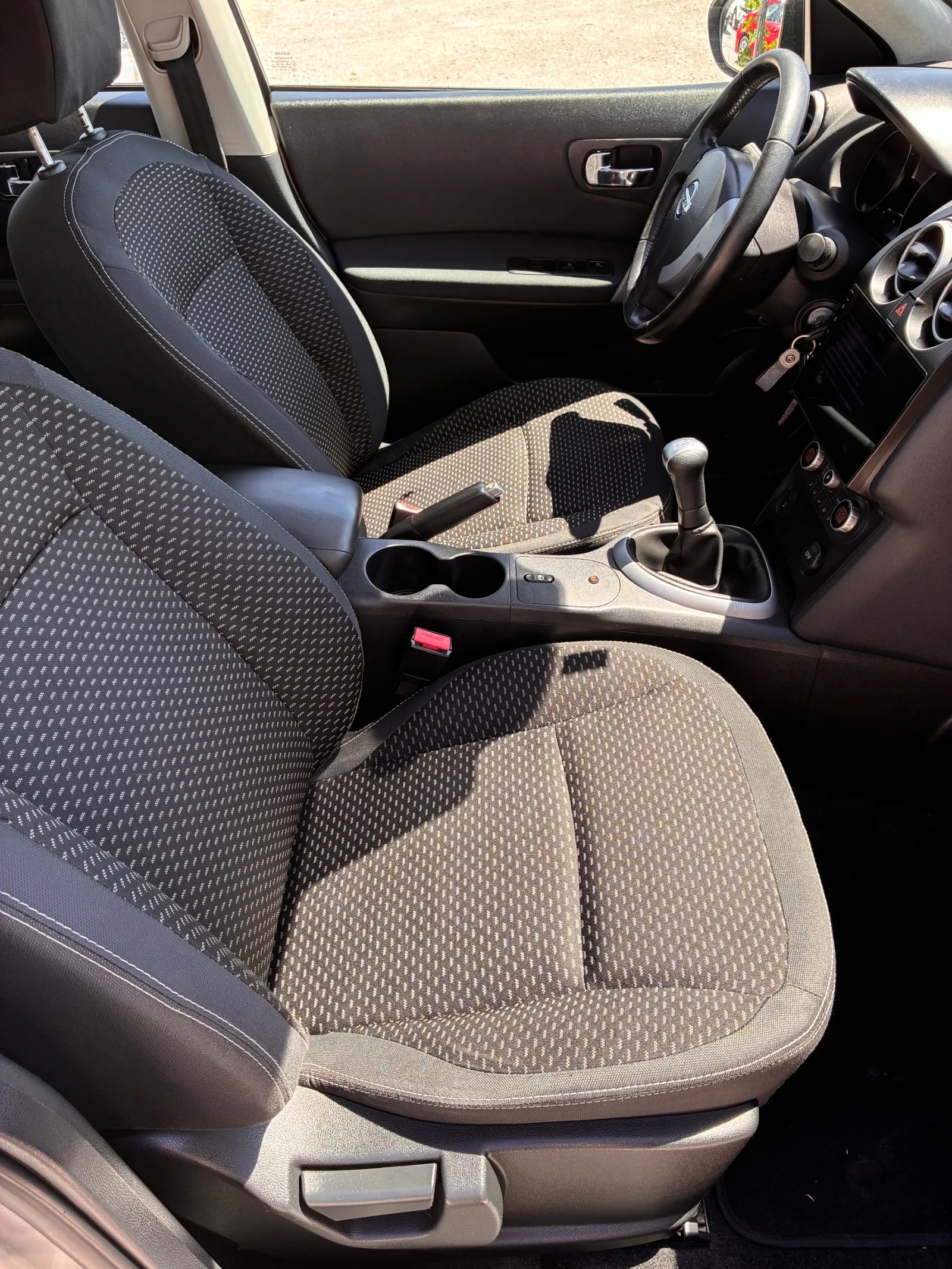 Nissan Qashqai 1.6 , снимка 9 - Автомобили и джипове - 55277039