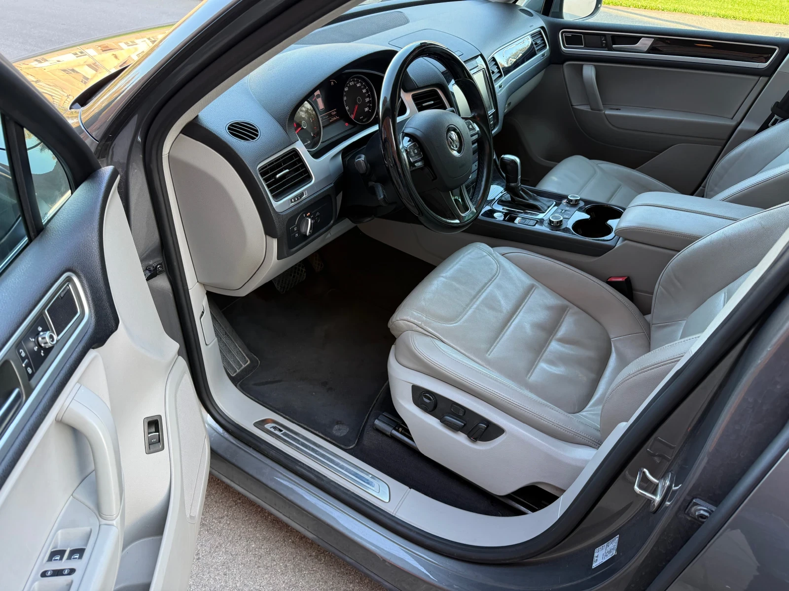 VW Touareg 3.0TDI R-line, снимка 7 - Автомобили и джипове - 56645554