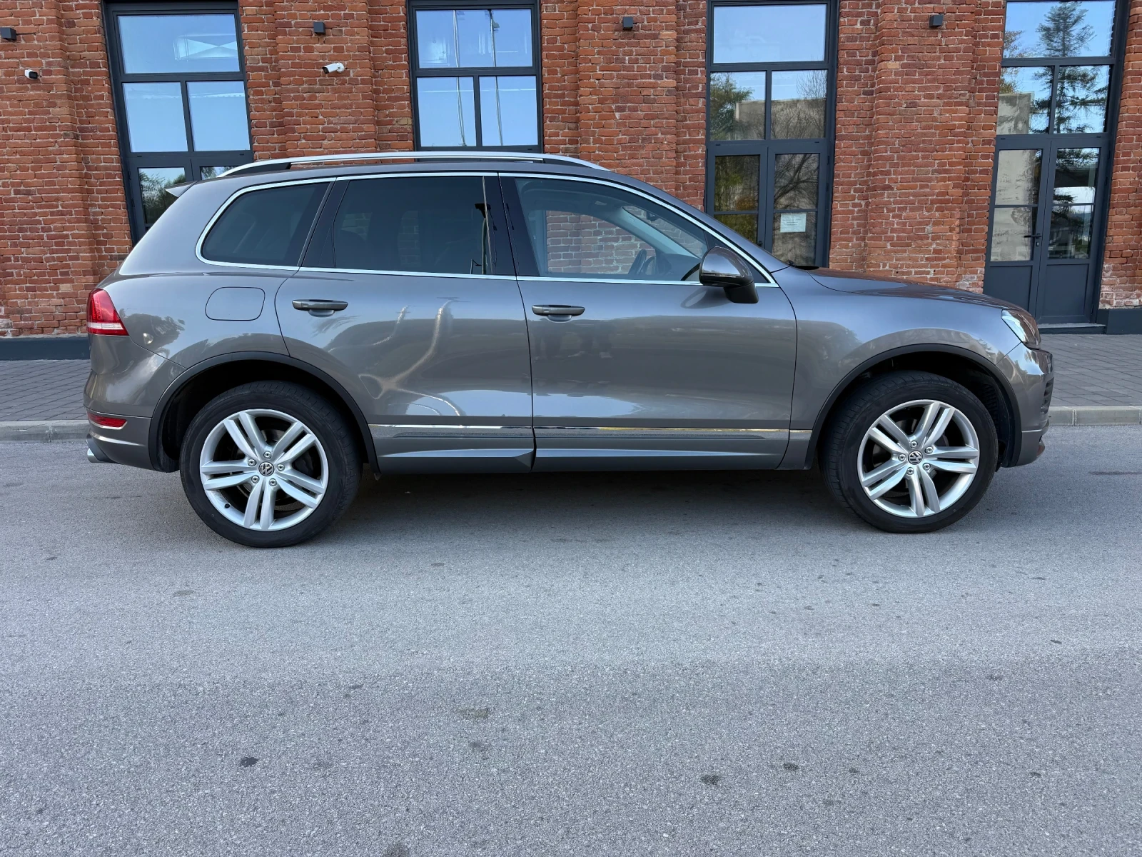 VW Touareg 3.0TDI R-line, снимка 4 - Автомобили и джипове - 56645554