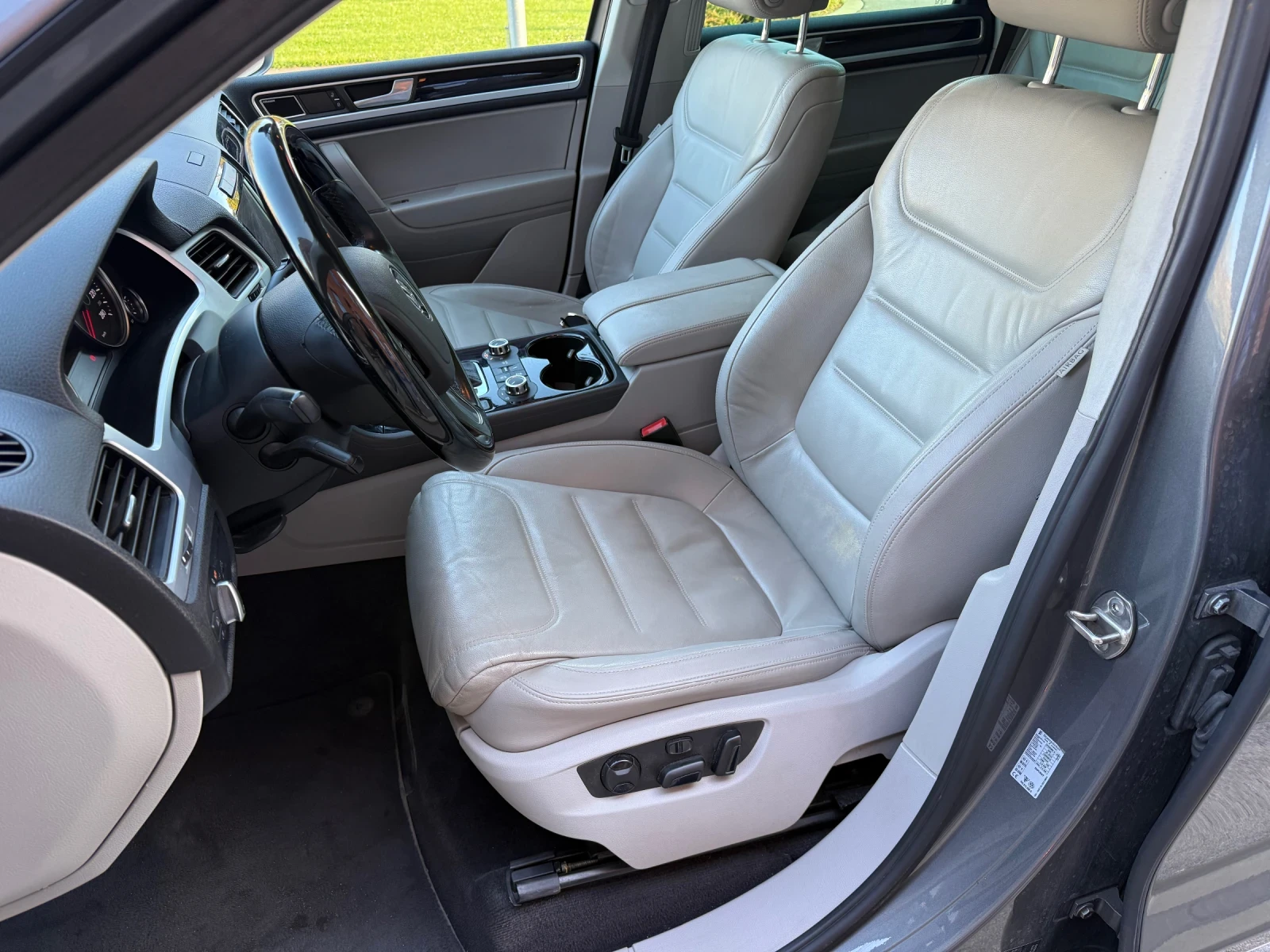 VW Touareg 3.0TDI R-line, снимка 8 - Автомобили и джипове - 56645554