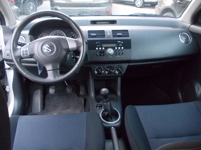 Suzuki Swift 1.3i-4x4-клима, снимка 7 - Автомобили и джипове - 44228280