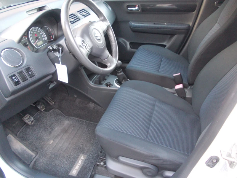 Suzuki Swift 1.3i-4x4-клима, снимка 6 - Автомобили и джипове - 44228280