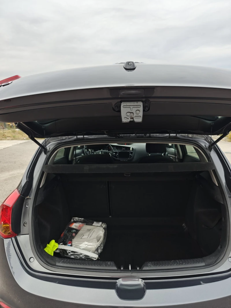 Kia Ceed 1.6 CRDi, Navi, 107, 000km, снимка 16 - Автомобили и джипове - 52524496