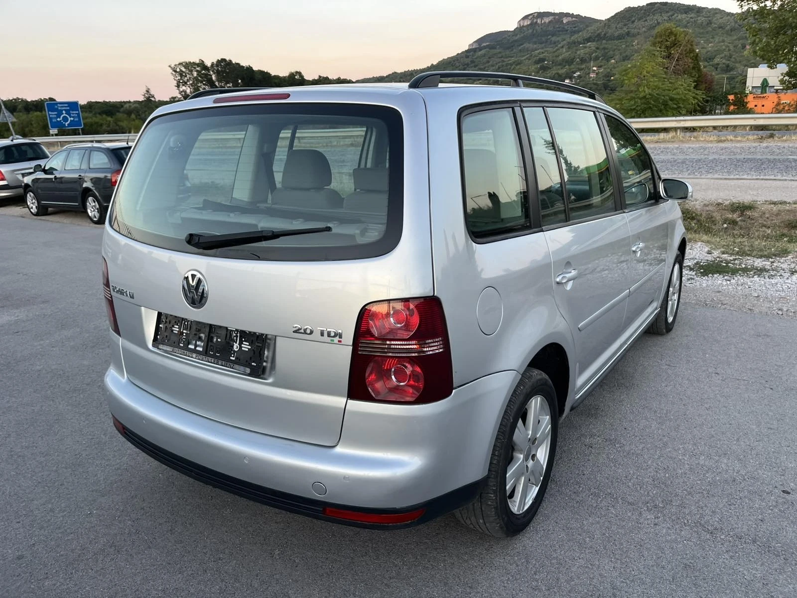 VW Touran FACE 2.0TDI 140кс 6 СКОРОСТИ 7 МЕСТА КЛИАМТОНИК - изображение 4