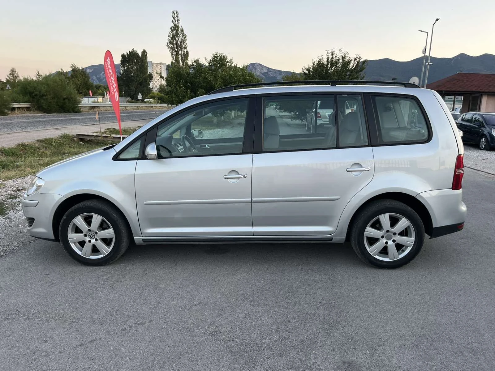 VW Touran FACE 2.0TDI 140кс 6 СКОРОСТИ 7 МЕСТА КЛИАМТОНИК - изображение 6
