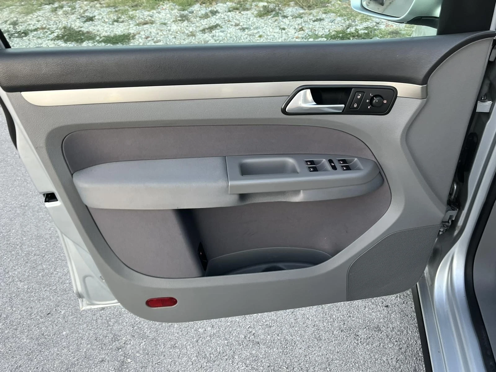 VW Touran FACE 2.0TDI 140кс 6 СКОРОСТИ 7 МЕСТА КЛИАМТОНИК - изображение 7