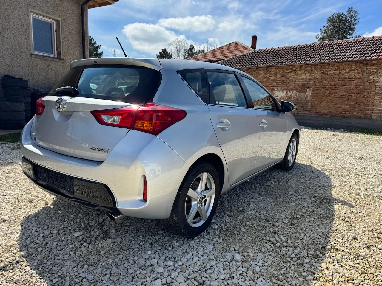 Toyota Auris 1.6i Газ/Бензин, снимка 5 - Автомобили и джипове - 54042996