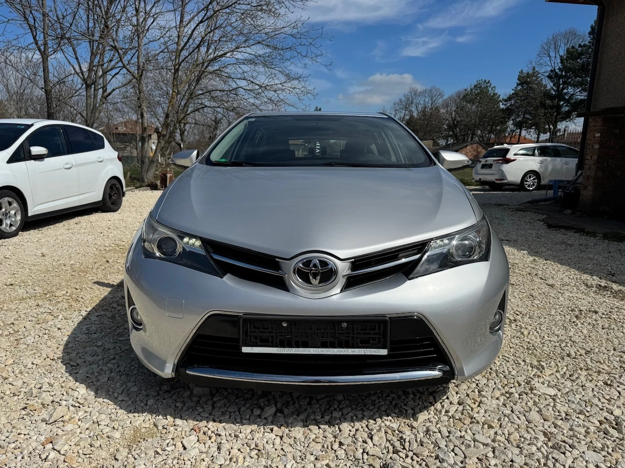 Toyota Auris 1.6i Газ/Бензин, снимка 8 - Автомобили и джипове - 54042996