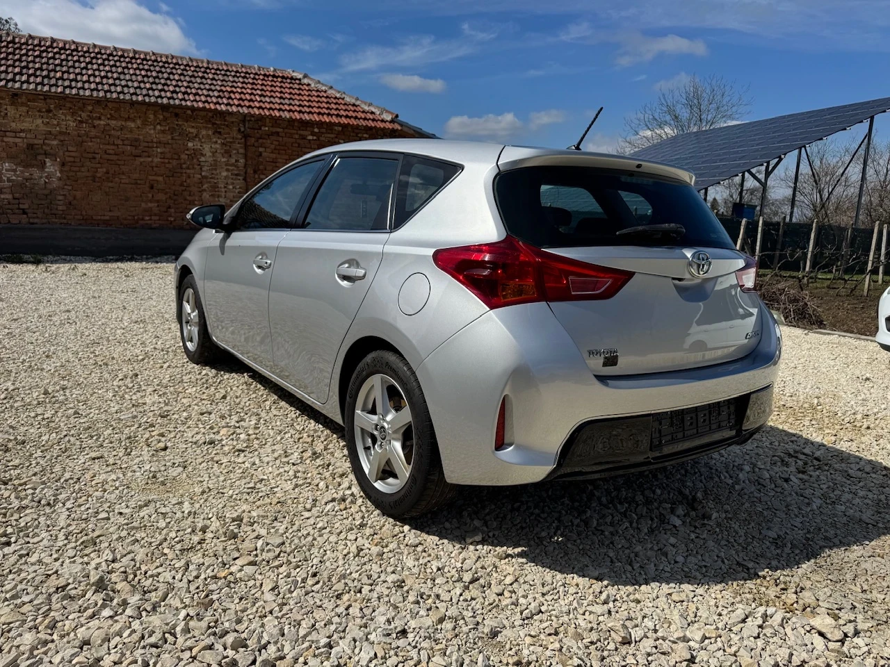 Toyota Auris 1.6i Газ/Бензин, снимка 3 - Автомобили и джипове - 54042996