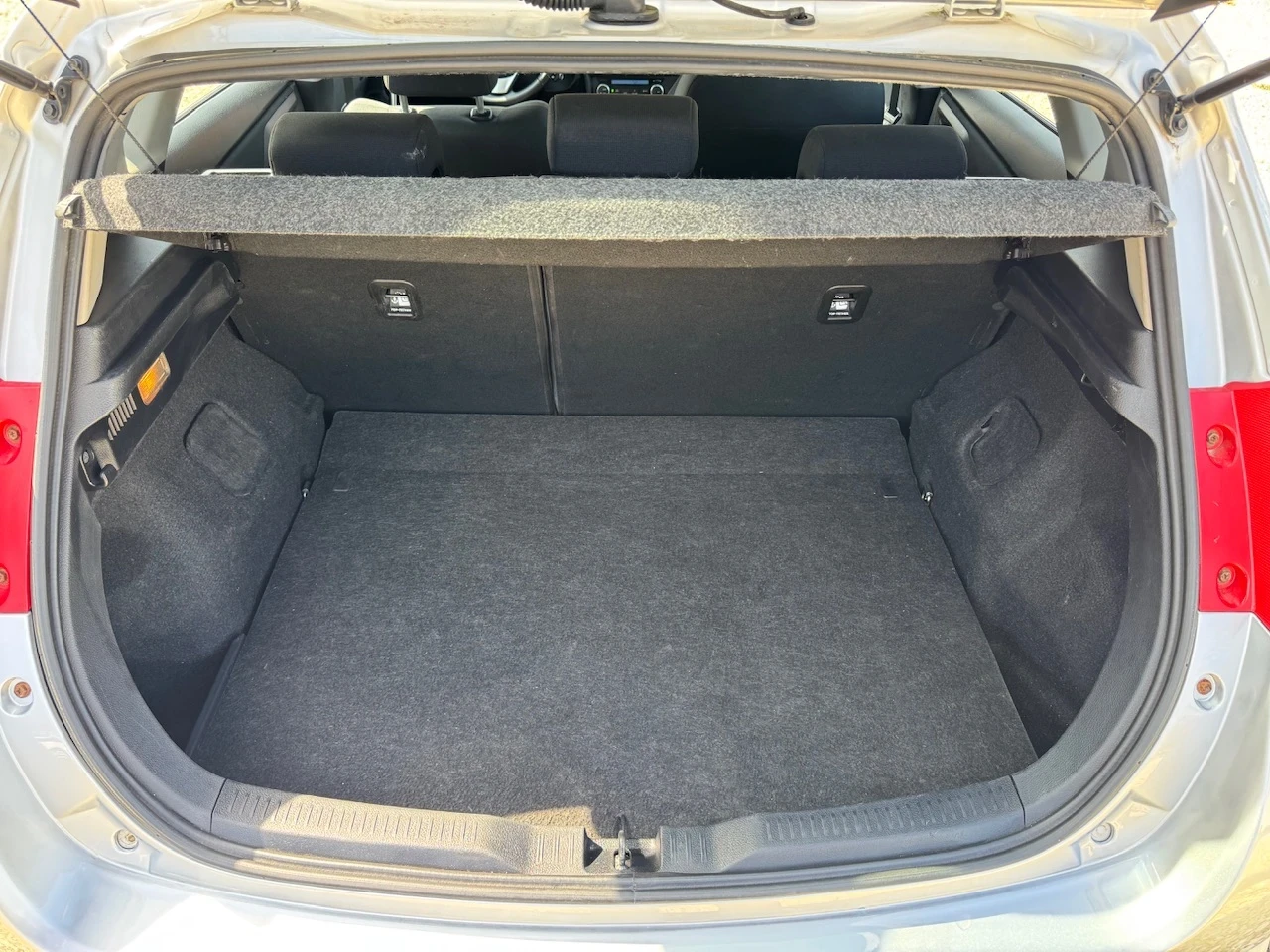 Toyota Auris 1.6i Газ/Бензин, снимка 13 - Автомобили и джипове - 54042996