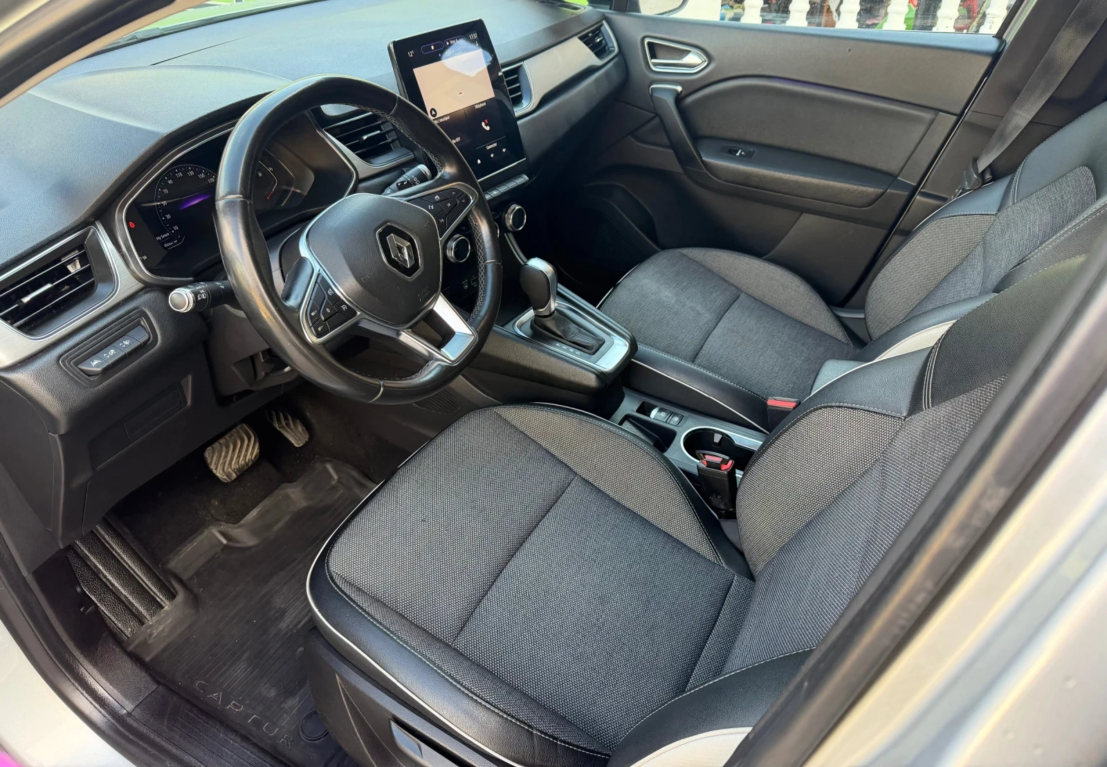 Renault Captur 1.3 TCE DIGITAL Автоматик, снимка 12 - Автомобили и джипове - 54083809