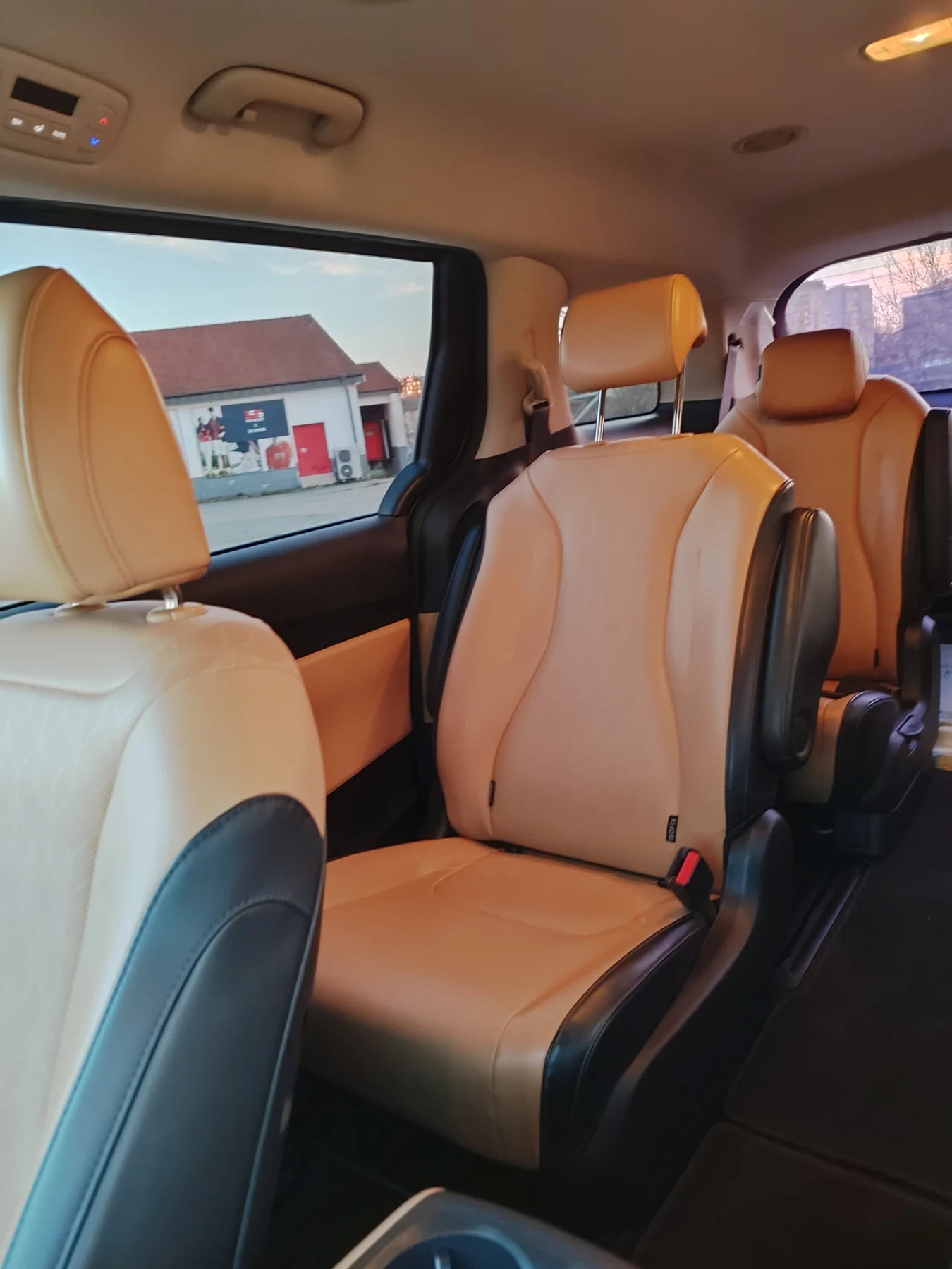 Kia Carnival, снимка 6 - Автомобили и джипове - 54192366