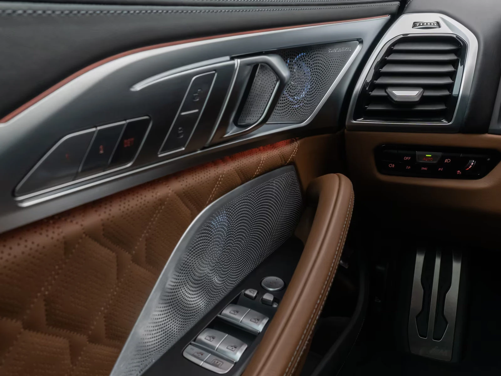 BMW M8 COMP/GRANCOUPE/625HP/360/HUD/B&W/LASER/BLACK/382z, снимка 14 - Автомобили и джипове - 54408558