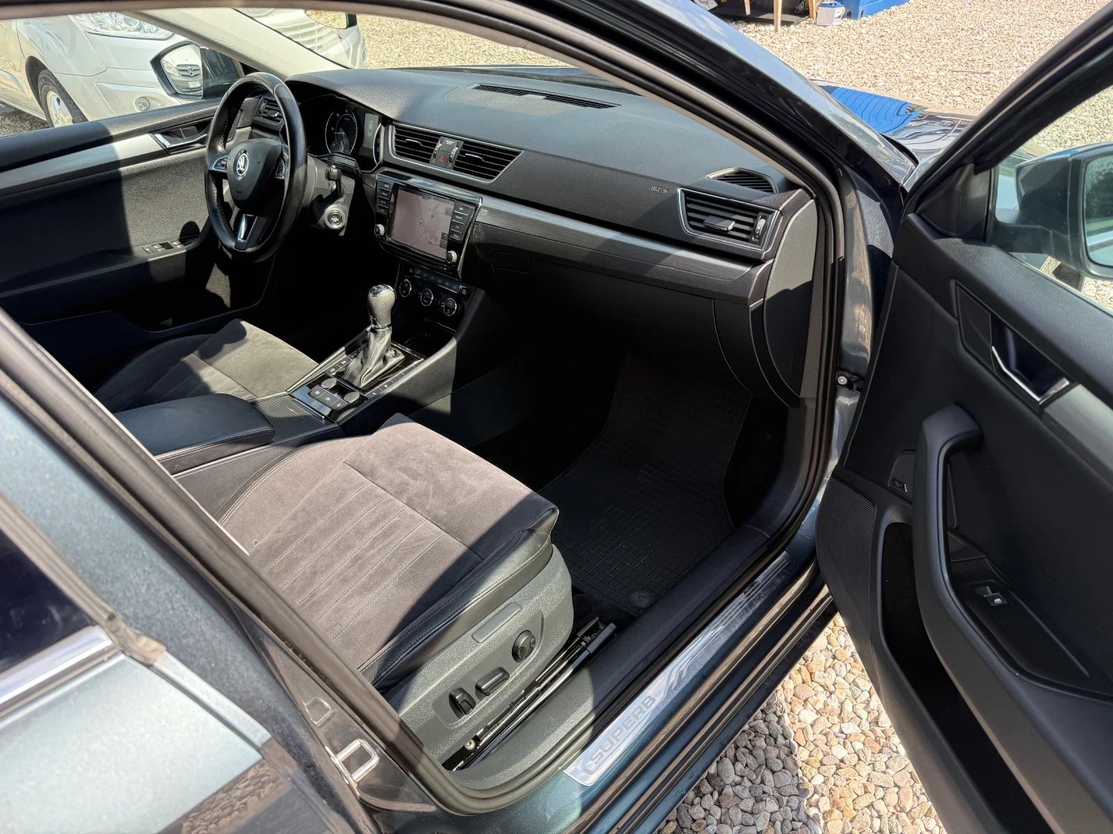 Skoda Superb 2.0 TDI, снимка 10 - Автомобили и джипове - 54649122