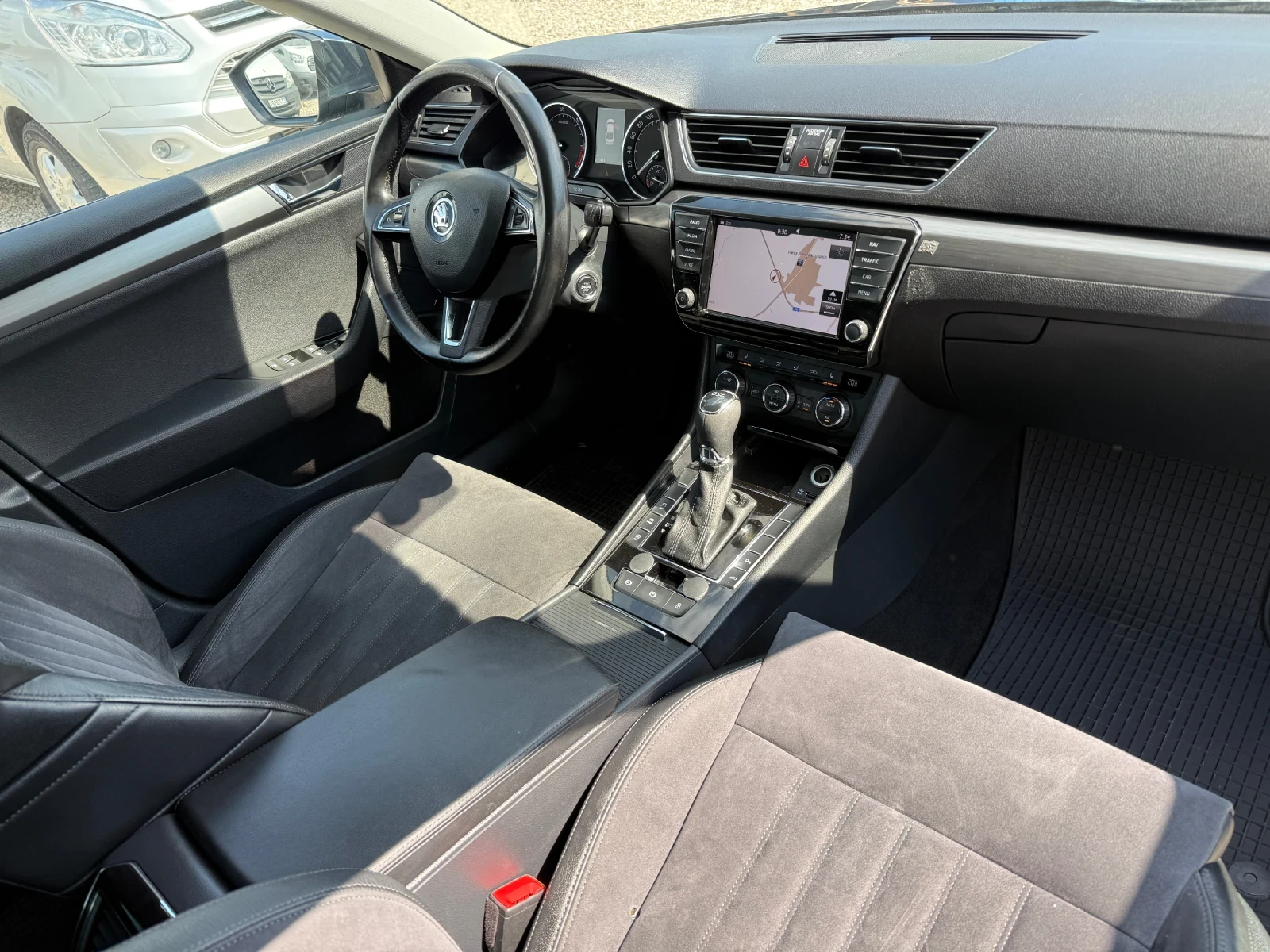 Skoda Superb 2.0 TDI, снимка 11 - Автомобили и джипове - 54649122