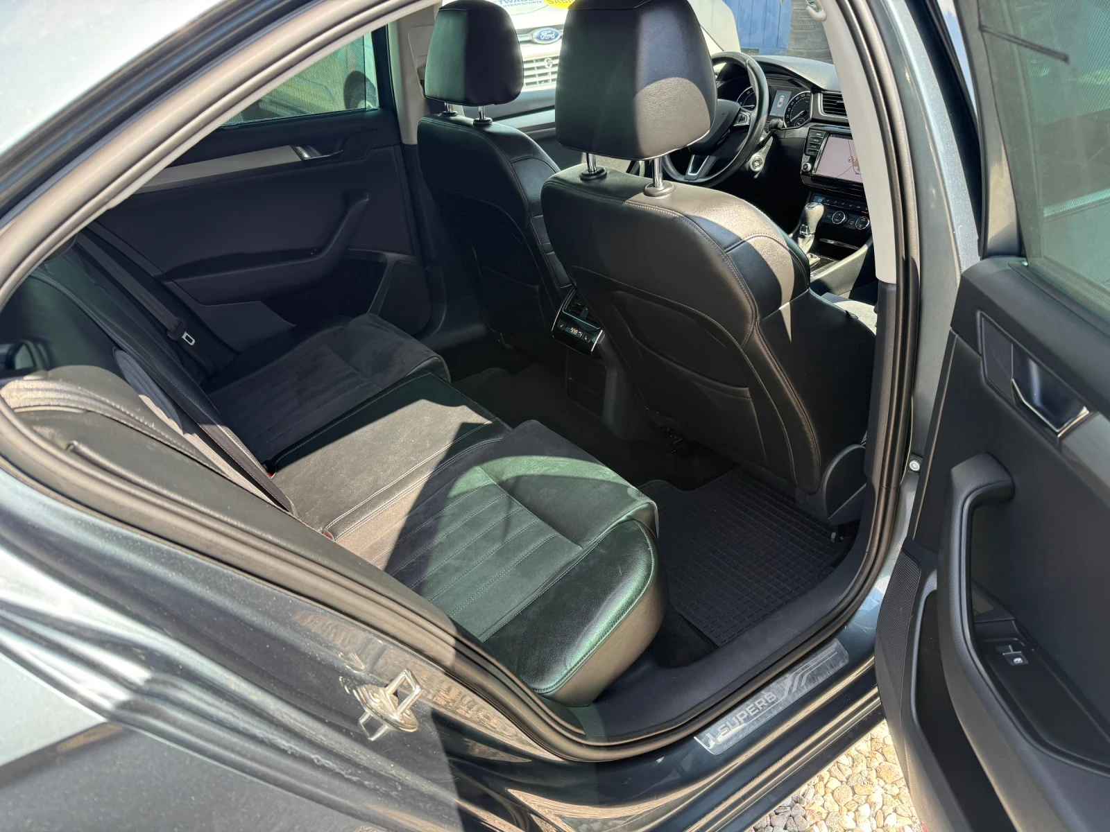 Skoda Superb 2.0 TDI, снимка 9 - Автомобили и джипове - 54649122