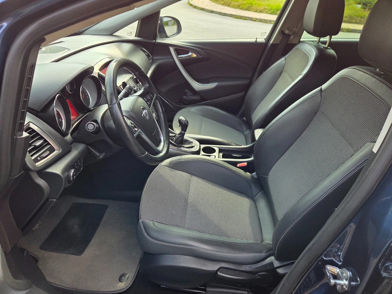 Opel Astra 1.7CDTi COSMO БЕЗУПРЕЧНА, снимка 10 - Автомобили и джипове - 55182553