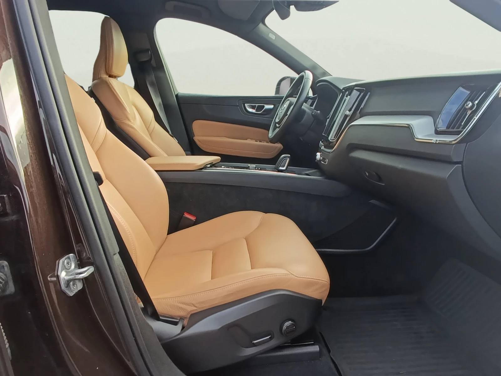 Volvo XC60 B4, снимка 9 - Автомобили и джипове - 56663299