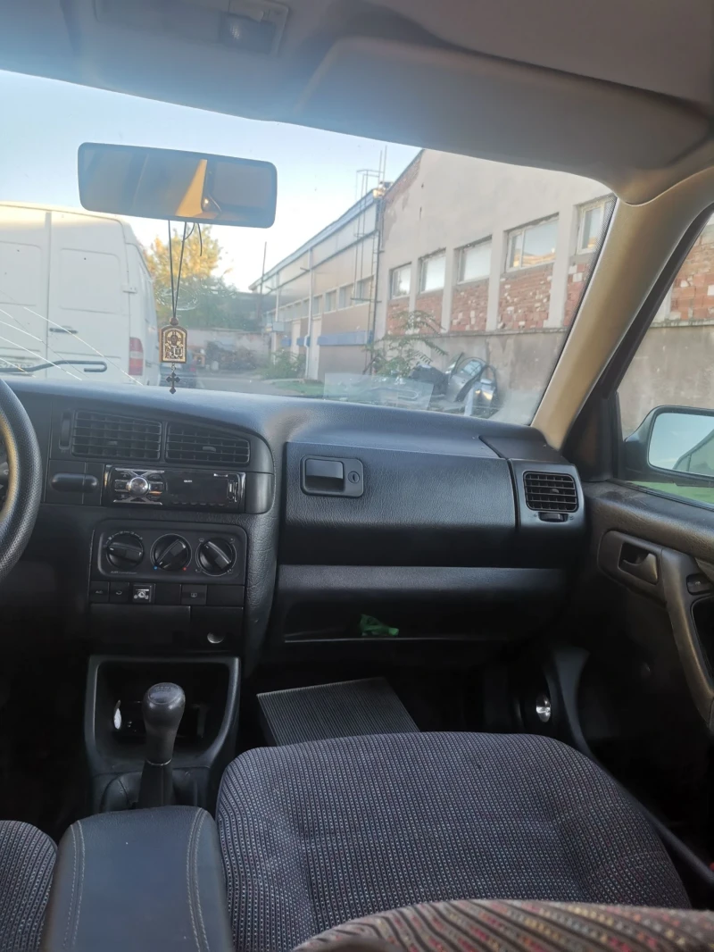 VW Golf 1.6, снимка 7 - Автомобили и джипове - 47452393