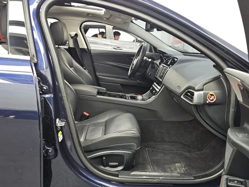 Jaguar XE 20D PRESTIGE, снимка 11 - Автомобили и джипове - 56463075