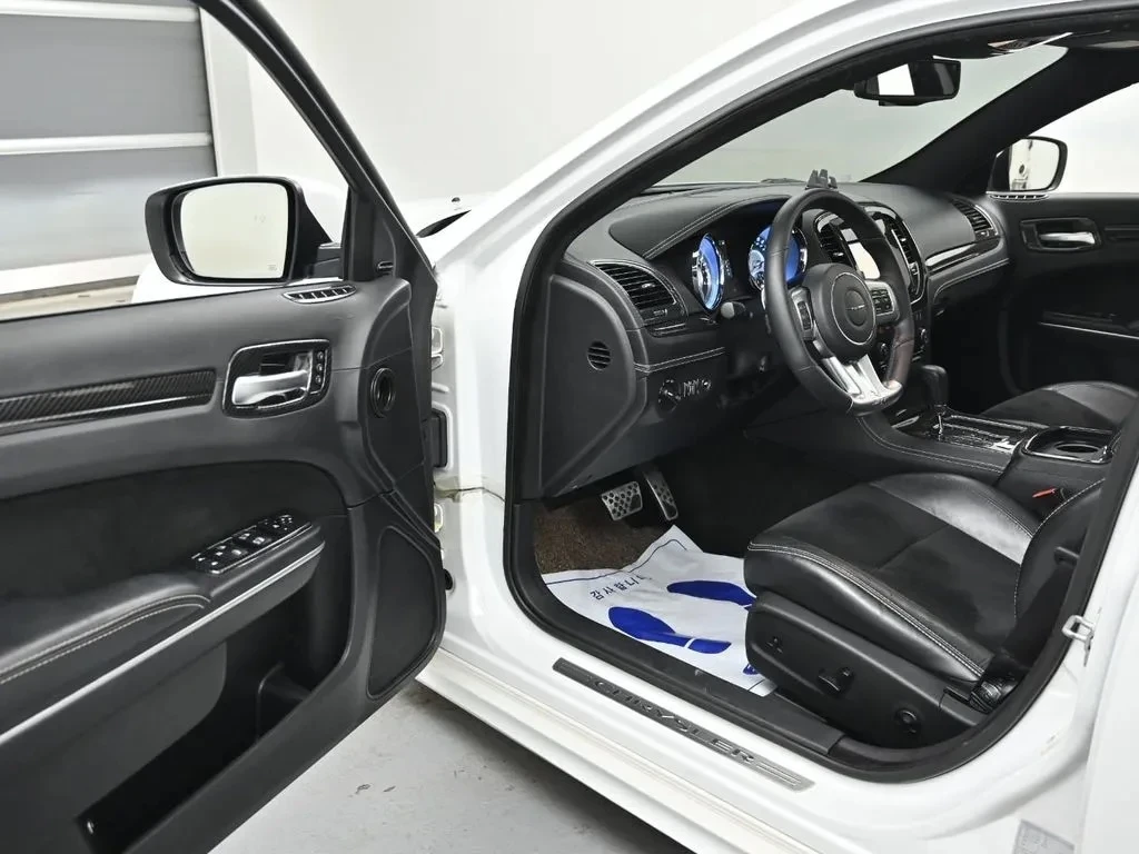 Chrysler 300c 6.4 SRT8 панорама, снимка 10 - Автомобили и джипове - 54969202