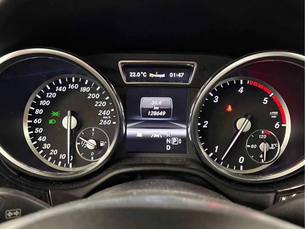 Mercedes-Benz ML 350 BlueTec| AMG| Камера| Черен Салон| Сервизна Истори - изображение 4