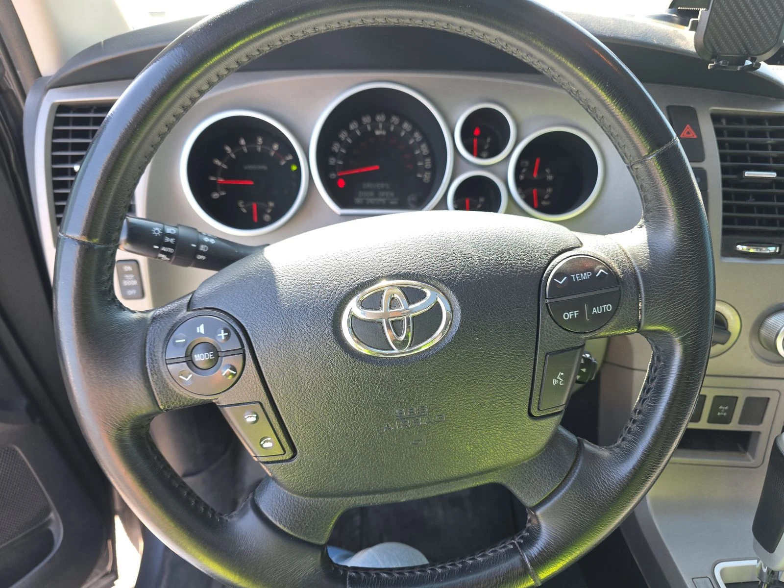 Toyota Sequoia LIMITED* 5.7* V8* ПОДГРЕВ* КАМЕРА* КЕЙЛЕС, снимка 8 - Автомобили и джипове - 54296341