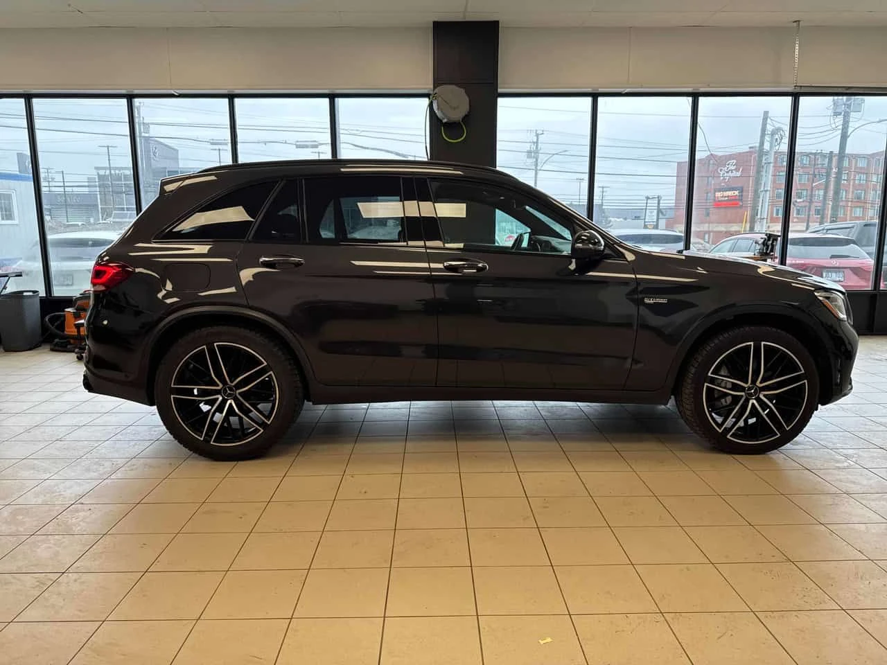 Mercedes-Benz GLC 43 AMG ДИСТРОНИК * ПАНО * ПОДГРЕВИ * KEYLESS * CARFAX, снимка 3 - Автомобили и джипове - 54702567
