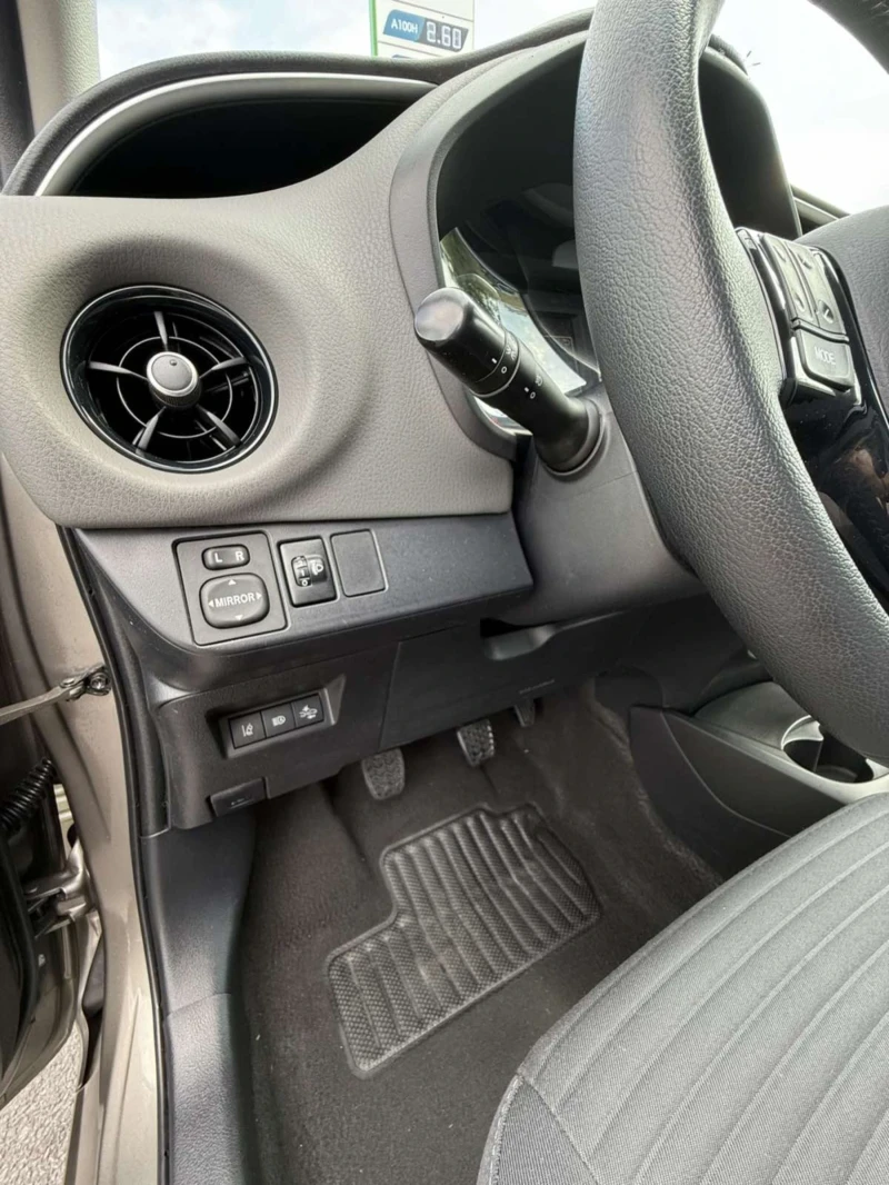 Toyota Yaris 1.0 VVT-i  60000 км, снимка 11 - Автомобили и джипове - 51459442