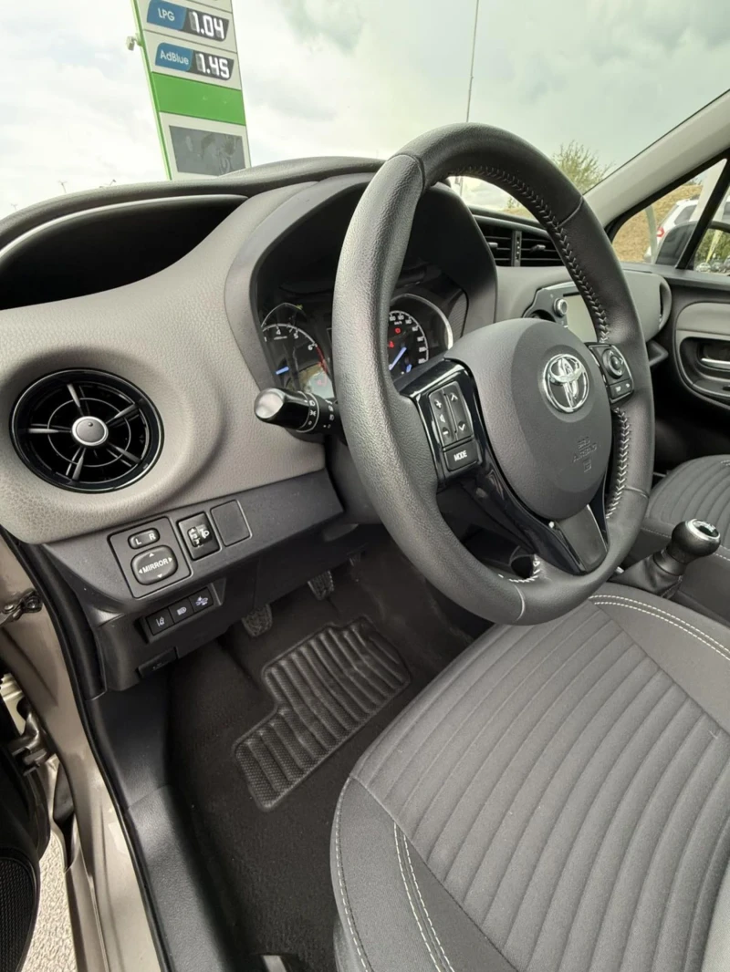 Toyota Yaris 1.0 VVT-i  60000 км, снимка 9 - Автомобили и джипове - 51459442