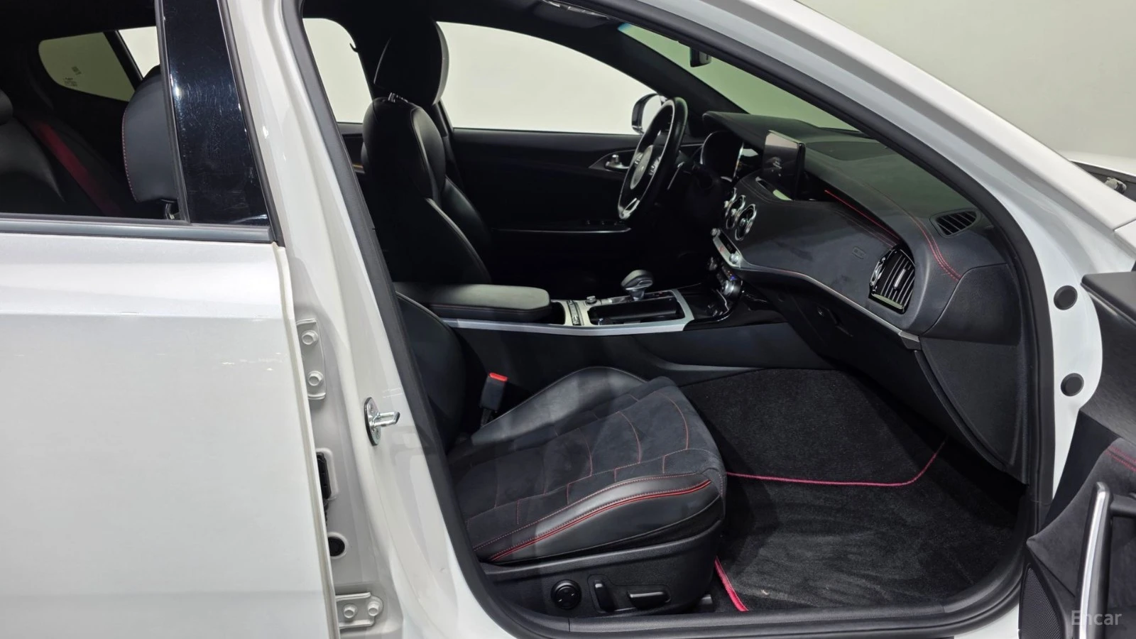 Kia Stinger 3.3 GT Acro Edition* АЛКАНТАРА* HUD* 360, снимка 10 - Автомобили и джипове - 55524275