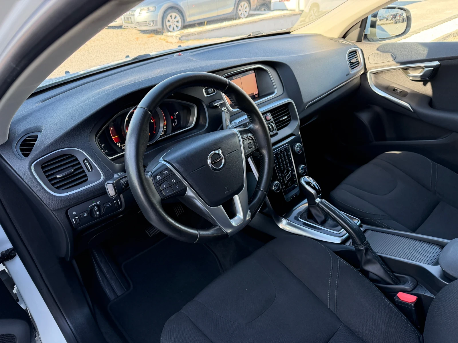 Volvo V40 R-Design! 2.0d!! 144k km!!!, снимка 8 - Автомобили и джипове - 56201368