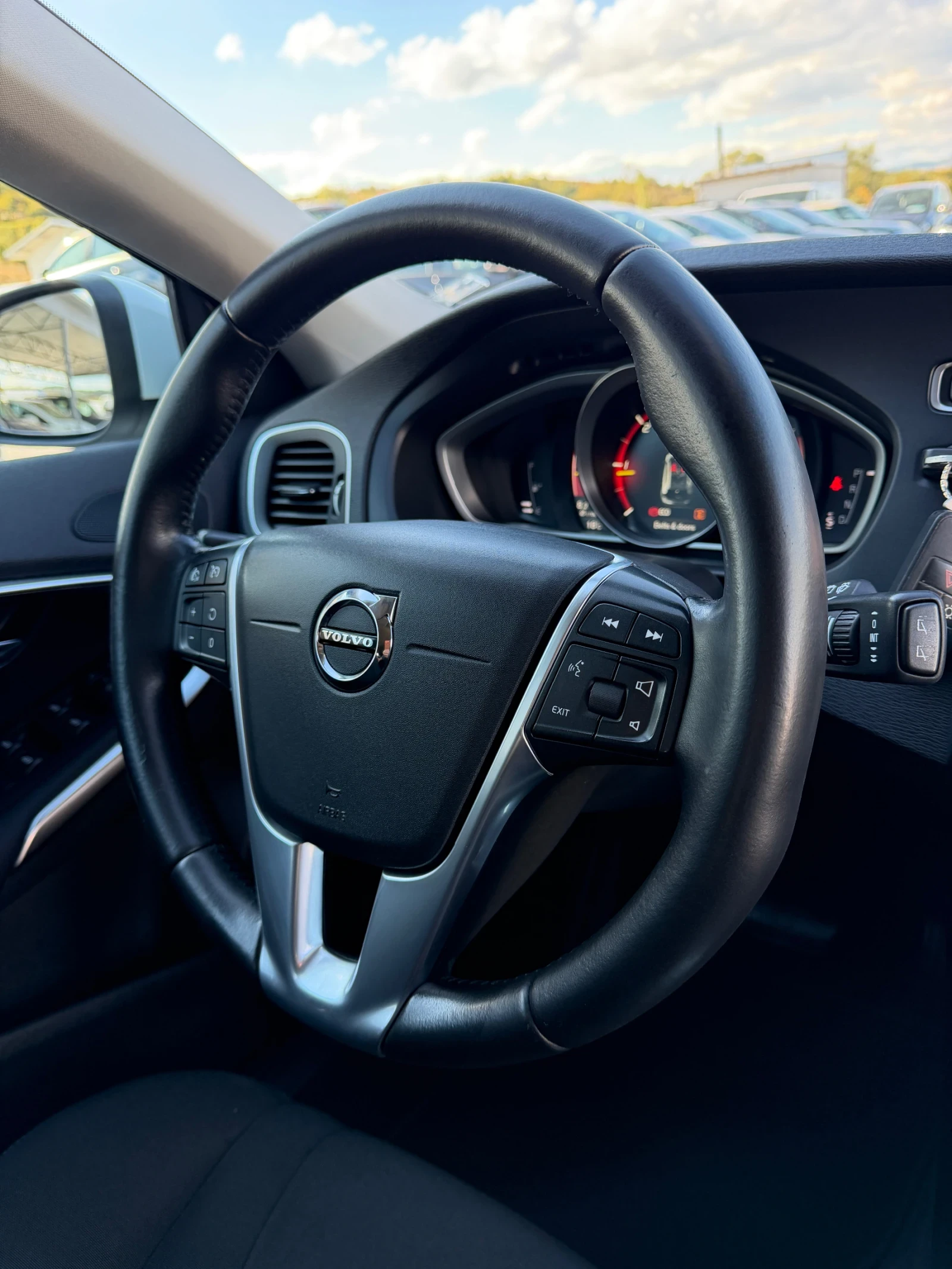 Volvo V40 R-Design! 2.0d!! 144k km!!!, снимка 10 - Автомобили и джипове - 56201368
