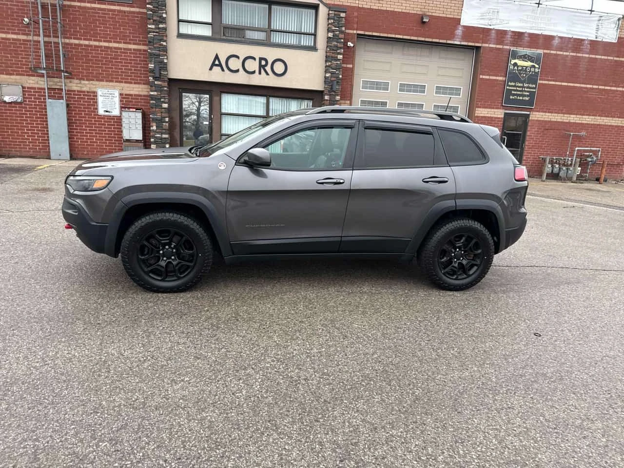 Jeep Cherokee * Trailhawk Elite * ПАНОРАМА* ПОДГРЕВИ* ОБДУХВАНЕ*, снимка 2 - Автомобили и джипове - 53962564