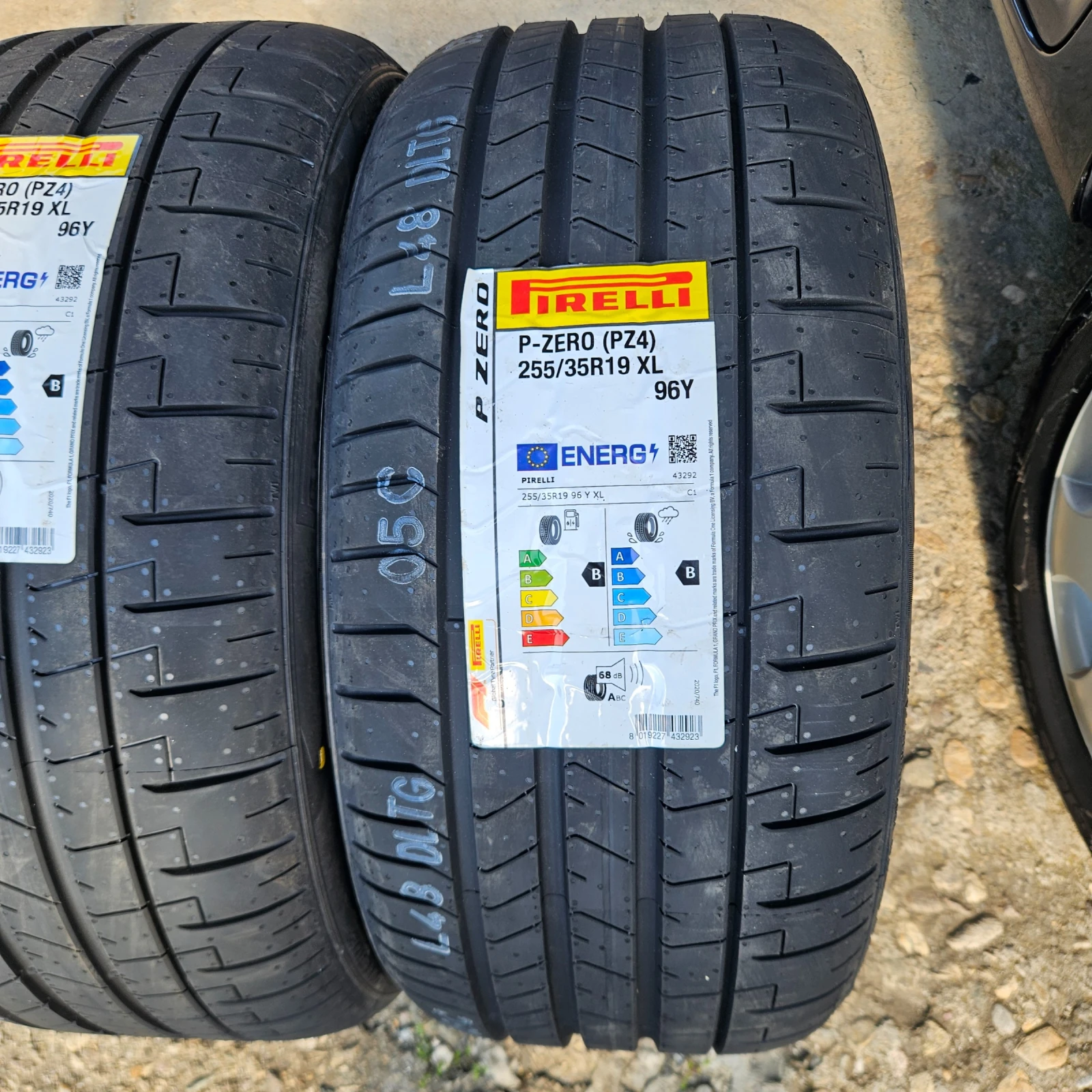 Гуми Летни 255/35R19, снимка 2 - Гуми и джанти - 54785486