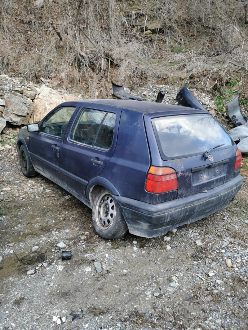 VW Golf 1.6, снимка 4 - Автомобили и джипове - 48984340