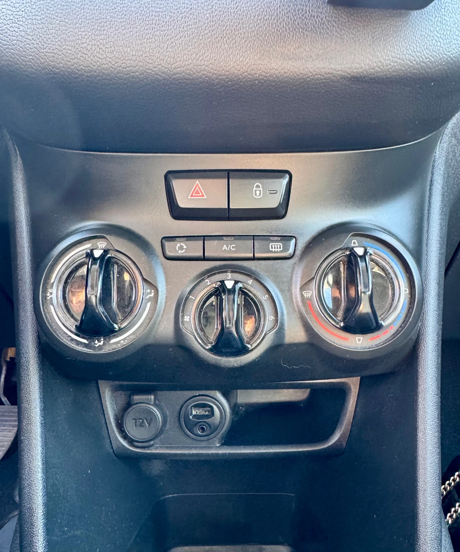 Peugeot 208 1.2 82кс 125000 км ЛИЧЕН АВТОМОБИЛ - изображение 9