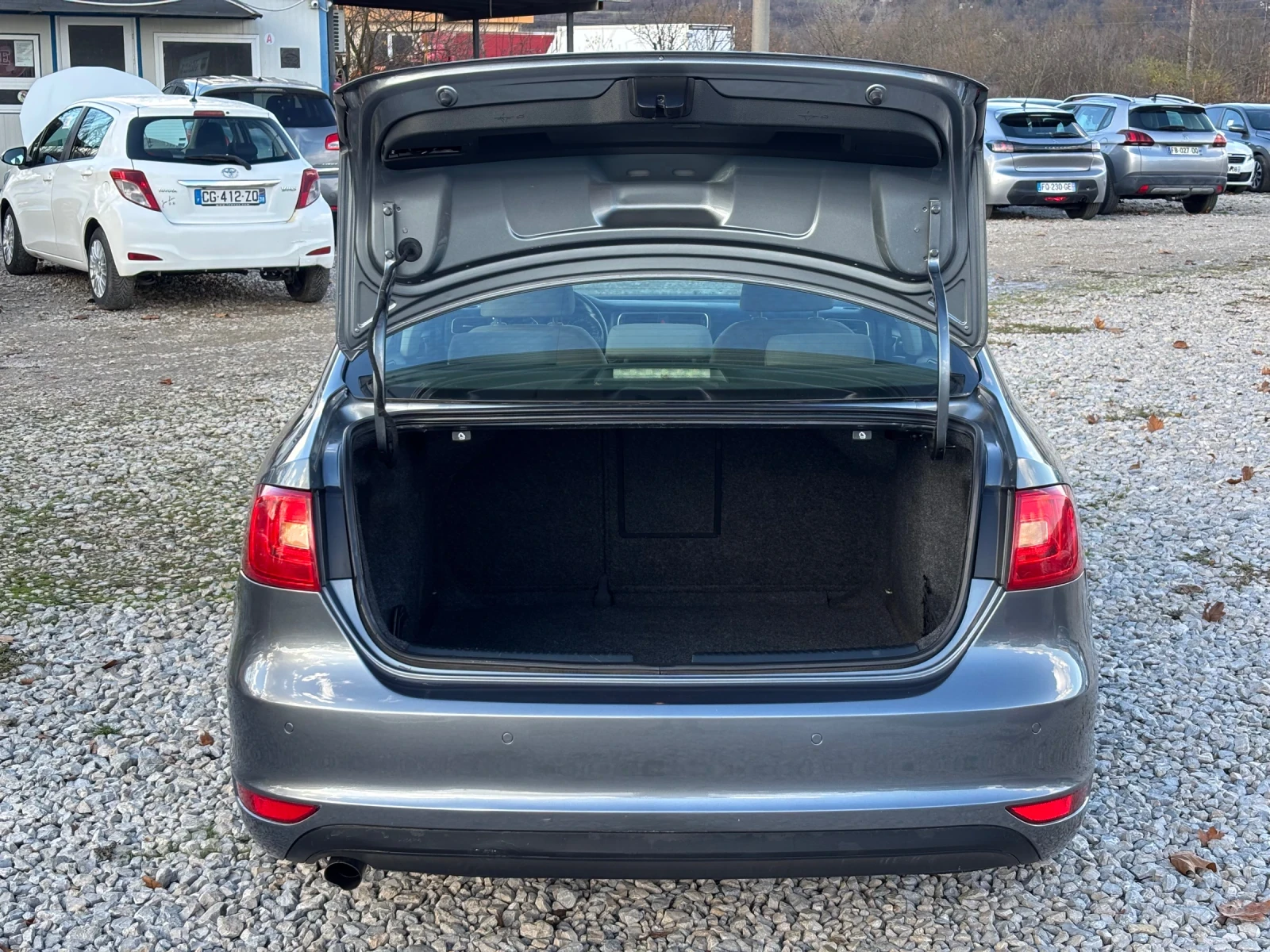 VW Jetta 1.6TDI DSG | Mobile.bg   13