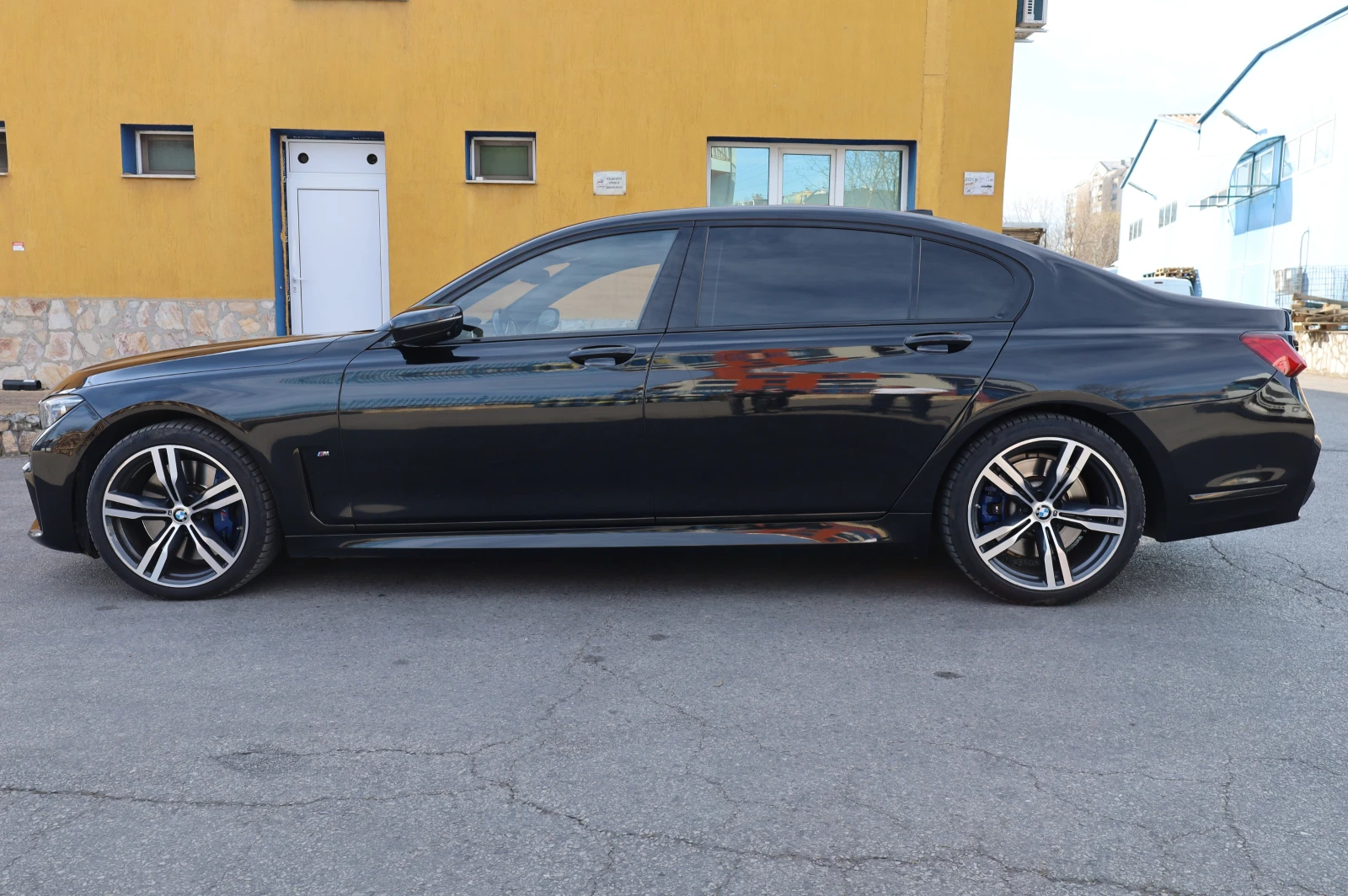 BMW 750 LI M-PAKET* xDRIVE* B&W* 3-TV* PANO* 360* , снимка 2 - Автомобили и джипове - 53812926