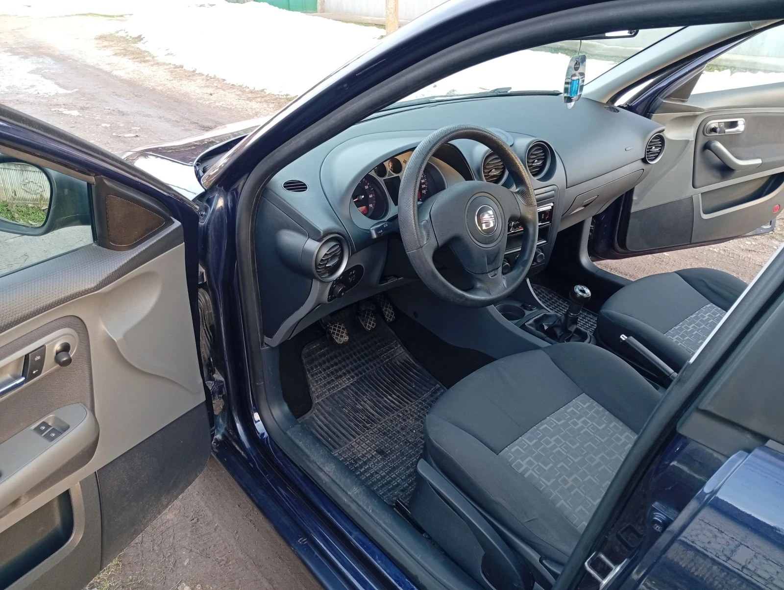 Seat Ibiza 1.2 i, снимка 9 - Автомобили и джипове - 53950042